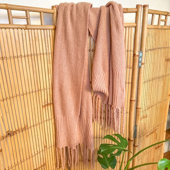 Free People Jaden Ribbed Oversized Chunky Knit Fringe Scarf Wrap Pale Mauve Pink - Picture 3 of 8